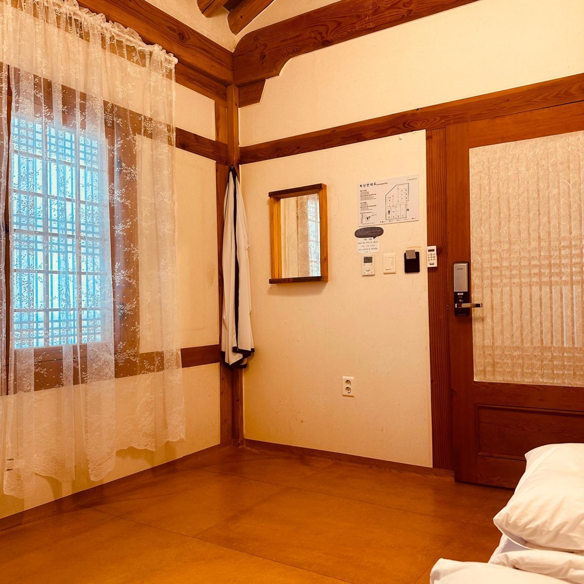 Jeonju Hanok Village Deoksugung Exteriör bild