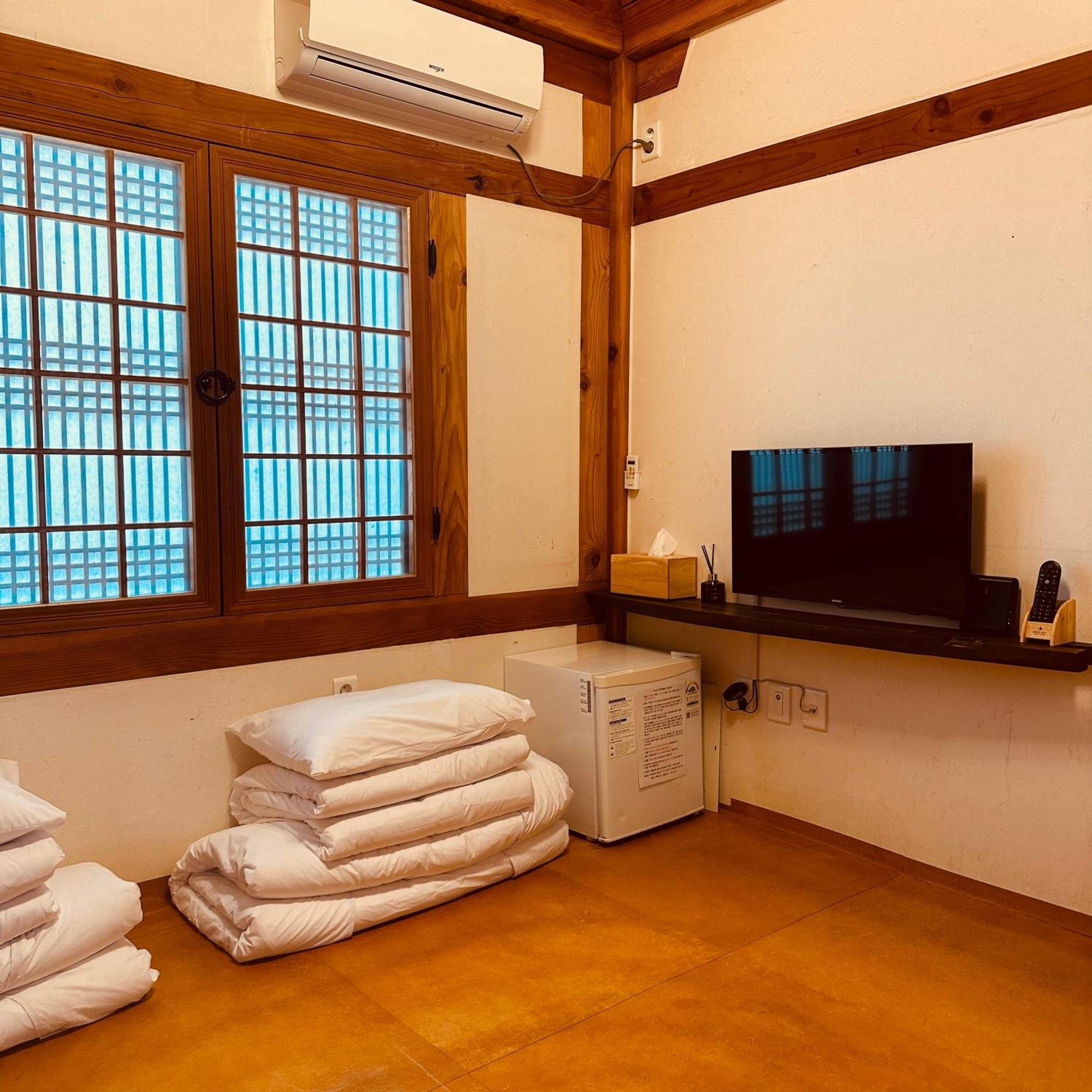 Jeonju Hanok Village Deoksugung Exteriör bild