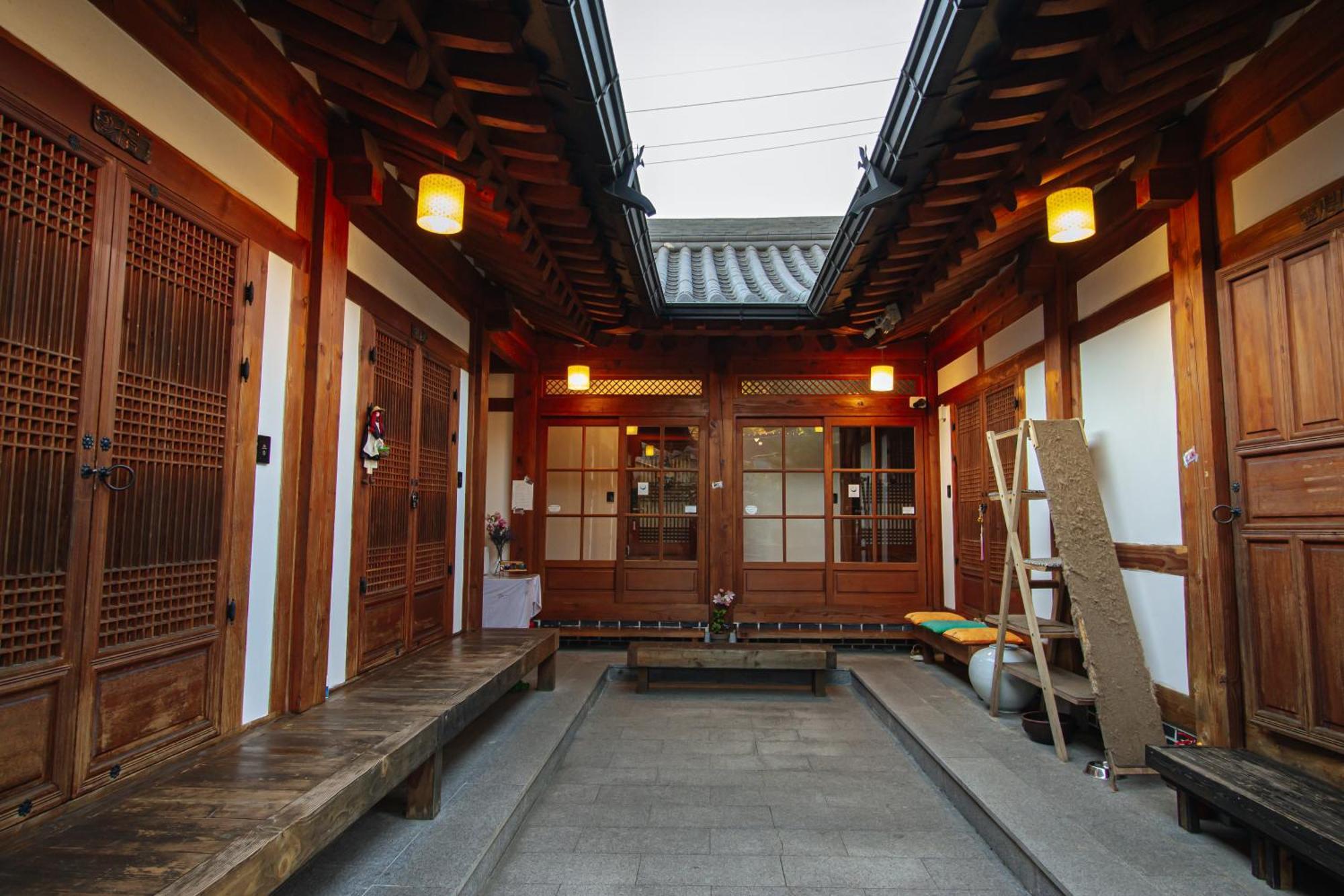 Jeonju Hanok Village Deoksugung Exteriör bild